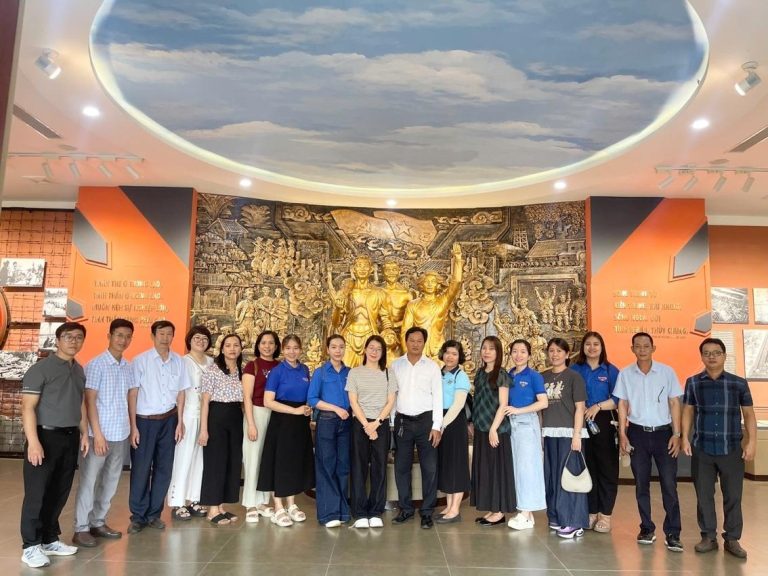 CHI BỘ BẢO TÀNG ĐIÊU KHẮC CHĂM TỔ CHỨC SINH HOẠT CHUYÊN ĐỀ VỀ NGUỒN VỚI CHỦ ĐỀ “HÀNH TRÌNH VỀ VỚI CÁC ĐỊA CHỈ ĐỎ TẠI HỘI AN”